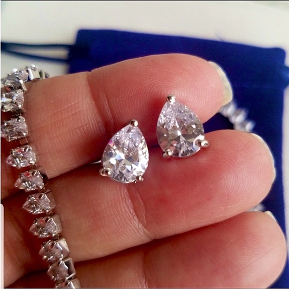 Swarovski Elements White Gold Plated Teardrop Stud Earrings NEW - Picture 1 of 3
